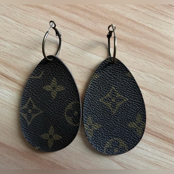 ✨ Keep It Gypsy Brown Monogram Teardrop Leather Pierced Earrings ✨Preloved EUC - Picture 2 of 3